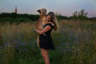 Illustration de l'article : 16 photos splendides de Tofu, la chienne amoureuse des fleurs et des randonnées