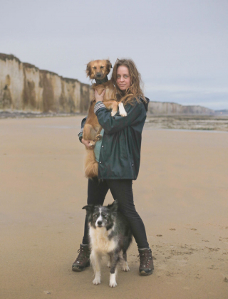 Illustration de l'article : 16 photos splendides de Tofu, la chienne amoureuse des fleurs et des randonnées