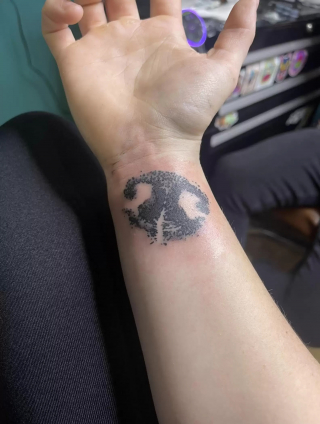 Illustration de l'article : L'amour profond qu'elle éprouvait pour son chien se traduit par une empreinte permanente sur sa peau