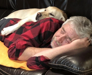 Illustration de l'article : 16 photos de papas qui ont craqué pour un animal alors qu'ils refusaient catégoriquement d'en avoir