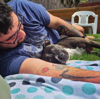 Illustration de l'article : 16 photos de papas qui ont craqué pour un animal alors qu'ils refusaient catégoriquement d'en avoir