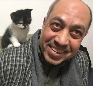 Illustration de l'article : 16 photos de papas qui ont craqué pour un animal alors qu'ils refusaient catégoriquement d'en avoir