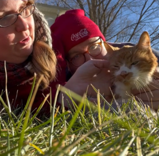 Illustration de l'article : Une chatte gravement malade vit une dernière journée mémorable et émouvante grâce à sa propriétaire (vidéo)