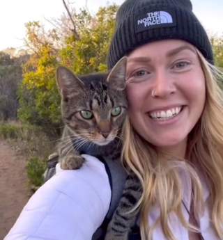 Illustration de l'article : Les adieux poignants d'une femme à son chat gravement malade après une vie d'aventures et de découvertes (vidéo)