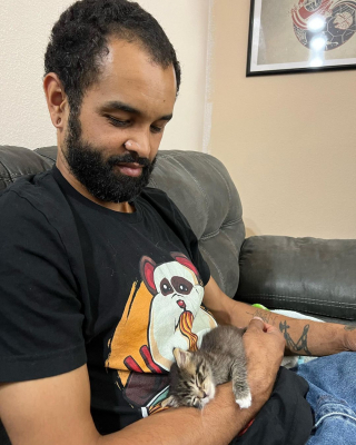 Illustration de l'article : Calliope, le petit félin orphelin qui a fait fondre le cœur d’un fervent adepte des chiens