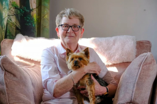 Illustration de l'article : L'étonnant comportement d'un Yorkshire Terrier sauve la vie de sa maîtresse malade