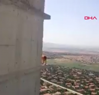 Illustration de l'article : Le sauvetage vertigineux d’un chien piégé sur un balcon au 36ème étage d’un immeuble en construction (vidéo)