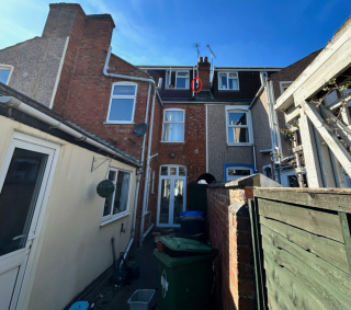 Illustration de l'article : Coincée sur un toit à 12 m du sol, une chatte terrifiée reçoit l’aide d’un laveur de vitres (vidéo)