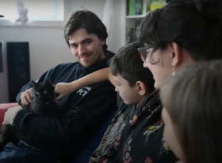 Illustration de l'article : Rescapé d’un séisme en Turquie, ce chat chanceux débute une nouvelle vie à des milliers de kilomètres de là (vidéo)