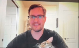 Illustration de l'article : En quête d’attention, ces 2 félins facétieux font des caméos surprises lors des cours à distance de leur maître (vidéo)