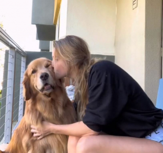 Illustration de l'article : Découvrez comment Brady le Golden Retriever réclame des bisous à sa maîtresse de la plus mignonne des façons (vidéo)