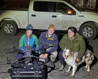 Illustration de l'article : Un Berger Australien perdu en montagne reçoit l’aide providentielle d’un groupe de bénévoles et d'un drone