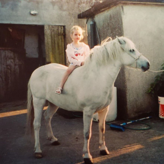Illustration de l'article : 16 photos illustrant la merveilleuse amitié unissant une fille malade et son chien d'assistance