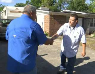 Illustration de l'article : Un homme reçoit le titre de héros par les autorités pour avoir sauvé un chien âgé en train d’agoniser dans une poubelle