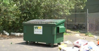 Illustration de l'article : Un homme reçoit le titre de héros par les autorités pour avoir sauvé un chien âgé en train d’agoniser dans une poubelle