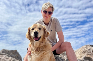 Illustration de l'article : Grâce à Yashka la Golden Retriever, un jeune homme aveugle et anxieux reprend goût à la vie