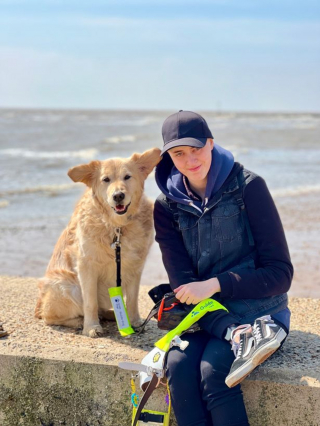 Illustration de l'article : Grâce à Yashka la Golden Retriever, un jeune homme aveugle et anxieux reprend goût à la vie