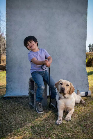 Illustration de l'article : "Ne sous-estimez pas le pouvoir de l'amour" : un enfant aveugle et autiste retrouve le sourire grâce à son ami chien