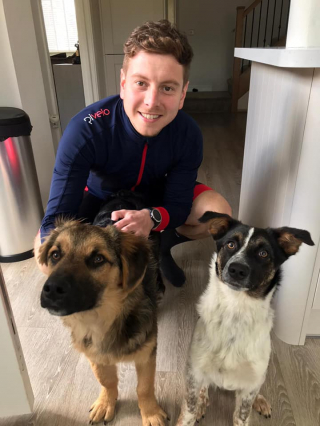 Illustration de l'article : Un homme réalise 2800 km à vélo pour honorer la mémoire de sa chienne et soutenir une association