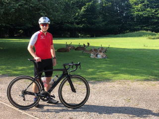 Illustration de l'article : Un homme réalise 2800 km à vélo pour honorer la mémoire de sa chienne et soutenir une association