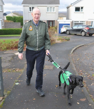 Illustration de l'article : Atteint de démence, cet homme peut compter sur sa chienne pour l’aider physiquement et mentalement