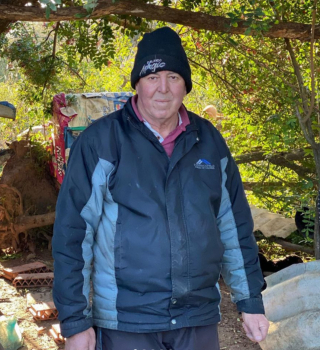 Illustration de l'article : Par amour pour les félins, cet homme recueille et prend soin de 180 chats vivant près de son magasin