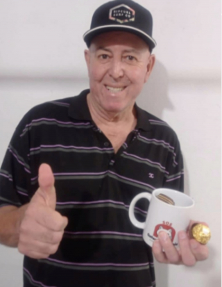 Illustration de l'article : Par amour pour les félins, cet homme recueille et prend soin de 180 chats vivant près de son magasin