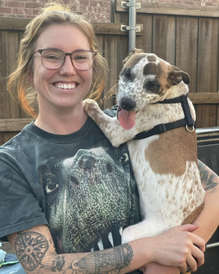 Illustration de l'article : Découvert seul dans un carton et sous une chaleur accablante, un chiot refuse de quitter son "panier" même après son sauvetage