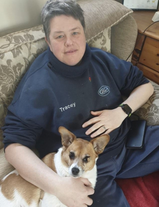 Illustration de l'article : Elle tombe sur un chien aux yeux recouverts de poils et fait tout pour le sauver de l'euthanasie