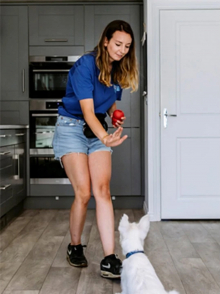 Illustration de l'article : Faire adopter ce chien sourd semblait impossible, mais sa mère d’accueil lui a appris la langue des signes pour l’y aider