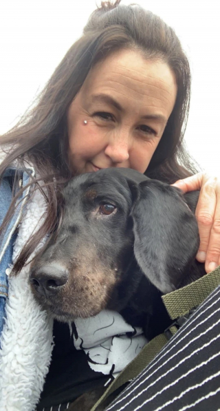 Illustration de l'article : Une mère de famille en vacances rencontre un chien handicapé et décide de lui offrir la vie qu'il mérite