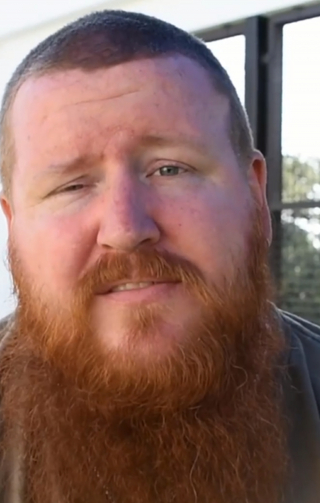 Illustration de l'article : Un chien aveugle et traumatisé par la guerre se morfondait au refuge, son histoire émeut un ancien militaire