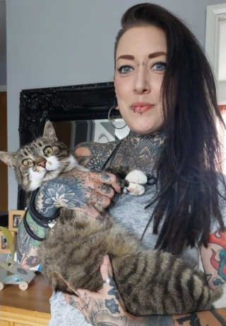 Illustration de l'article : En s’approchant de 2 jeunes gens dans un parc, un chat renoue avec la vie qu’il avait quittée 11 ans plus tôt