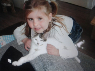 Illustration de l'article : Après 5 longues années d’attente, elle peut à nouveau serrer son chat dans les bras (vidéo) 