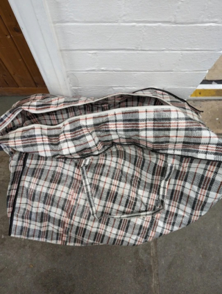 Illustration de l'article : Une promeneuse entend un miaulement de désespoir provenant d'un sac à linge dans un parc