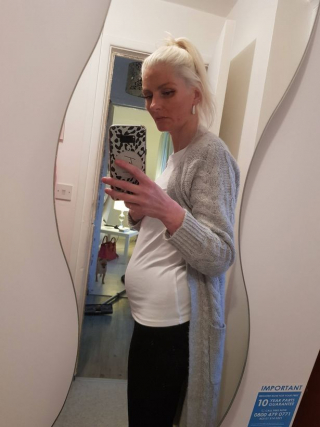 Illustration de l'article : Ce chien fait comprendre à sa maîtresse qu’elle a une tumeur aux ovaires et lui sauve ainsi la vie