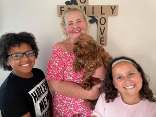 Illustration de l'article : Cette famille s’apprête à retrouver son chien disparu 9 mois plus tôt, mais une autre personne affirme en être la propriétaire  