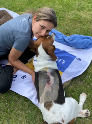 Illustration de l'article : Une chienne de sauvetage atteinte d’une tumeur et sa propriétaire souffrant d’endométriose affrontent la vie côte à côte