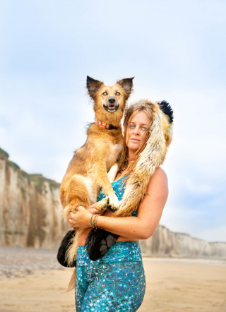 Illustration de l'article : 20 photos sublimes de Tofu, chienne ayant surmonté son passé grâce aux fleurs et à la randonnée