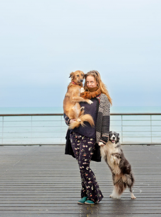 Illustration de l'article : 20 photos sublimes de Tofu, chienne ayant surmonté son passé grâce aux fleurs et à la randonnée