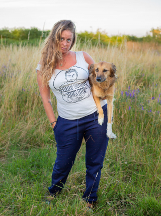 Illustration de l'article : 20 photos sublimes de Tofu, chienne ayant surmonté son passé grâce aux fleurs et à la randonnée