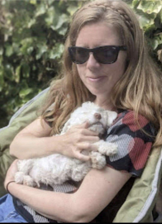 Illustration de l'article : Une propriétaire dévouée enseigne la langue des signes à son chien sourd pour faciliter leur communication (vidéo)