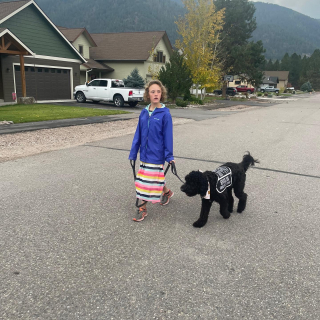 Illustration de l'article : Ce chien d&rsquo;assistance a chang&eacute; le quotidien de Taylor, une jeune femme atteinte d&rsquo;un trouble rare