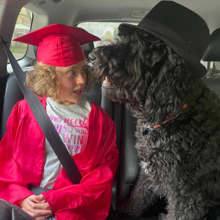 Illustration de l'article : Ce chien d&rsquo;assistance a chang&eacute; le quotidien de Taylor, une jeune femme atteinte d&rsquo;un trouble rare