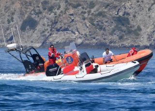 Illustration de l'article : Les sauveteurs interviennent pour secourir un chien coincé en pleine mer sur un bateau hors de contrôle