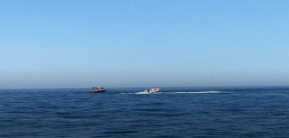 Illustration de l'article : Les sauveteurs interviennent pour secourir un chien coincé en pleine mer sur un bateau hors de contrôle