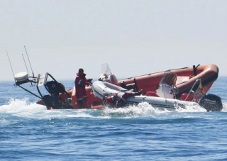 Illustration de l'article : Les sauveteurs interviennent pour secourir un chien coincé en pleine mer sur un bateau hors de contrôle