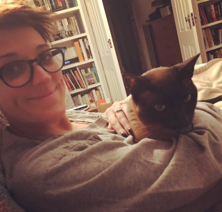 Illustration de l'article : Une femme change sa perception des chats après sa rencontre avec Maggie, une féline de 19 ans