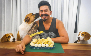 Illustration de l'article : Un couple sauve un chien abandonné et se retrouve étonnamment lié à lui