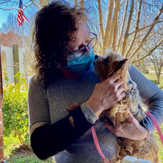 Illustration de l'article : Les retrouvailles émouvantes entre une femme et son chien, volé 13 ans auparavant 